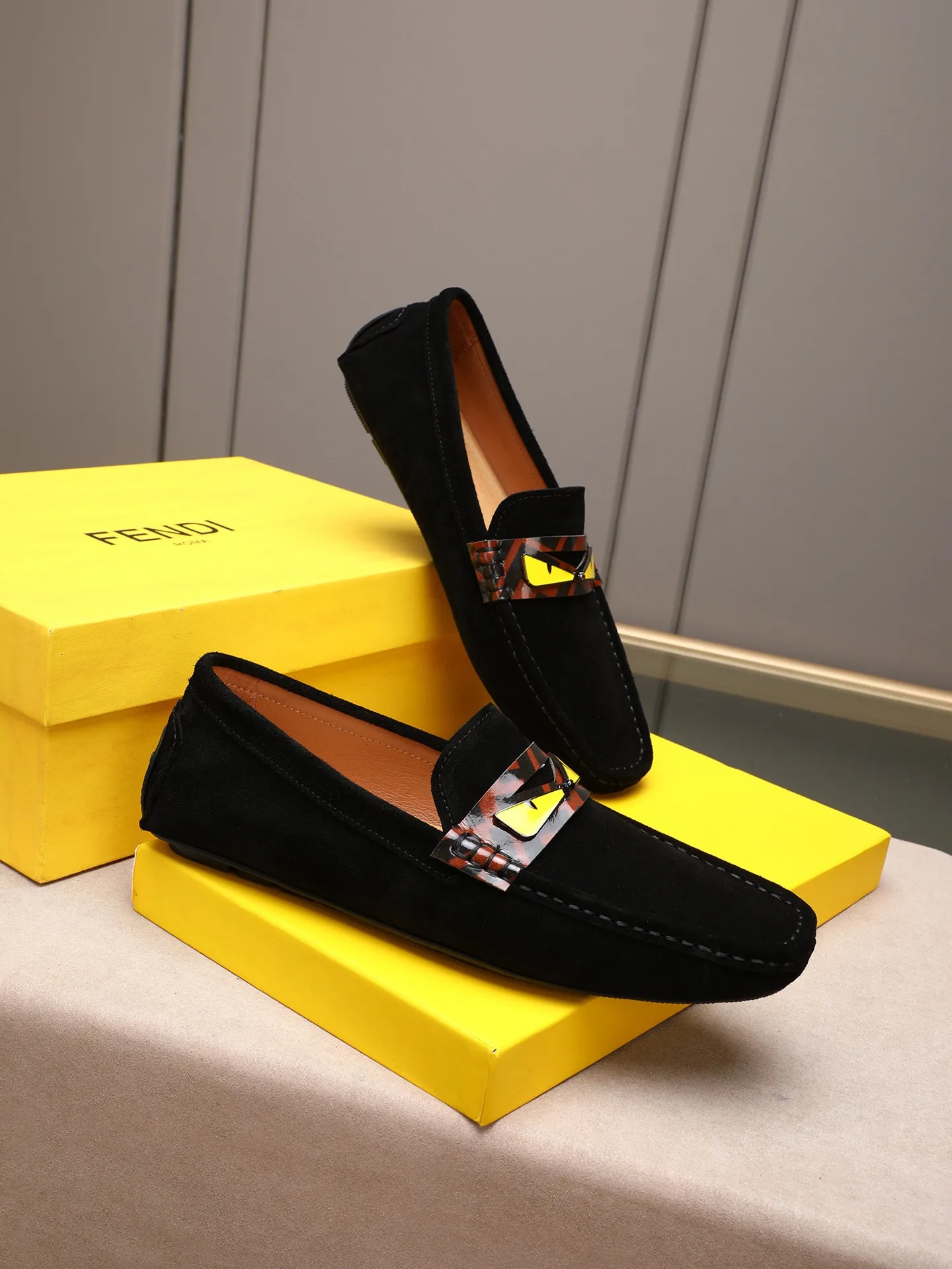 Men's shoes 💰400💰[FENDI] The little monster of Fendi F family, which is popular all over the world, is coming in a big way, the latest color, driving slip-on loafers, avant-garde and versatile fashion men's shoes, bun shoes, bean shoes👌👌👌 Private mold opening, 1:1 reproduction... The upper is made of first-layer cowhide, and the first-layer pigskin lining... is extremely comfortable, fashionable, simple, atmospheric and personalized [color] The side of the shoe is more refined, and the overall effect is handsome [ Turn in a circle][Turn in a circle]💭This hardware monster with eyes is not the popular version on the market🚳🚳Compared with the old model, it is more trendy, eye-catching and more classy🔰This summer, the little monster will subvert the old ideas and share the fashion with you🔱A must-have for fashionistas! Must keep it for yourself! Online outsole, high-end quality workmanship. Color: black, blue, white, red. Matching code: 38-44 (45 46 47 customized) (standard leather shoe size)